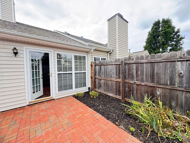 Building Photo - 2BR 2BA One Level Townhome with Garage