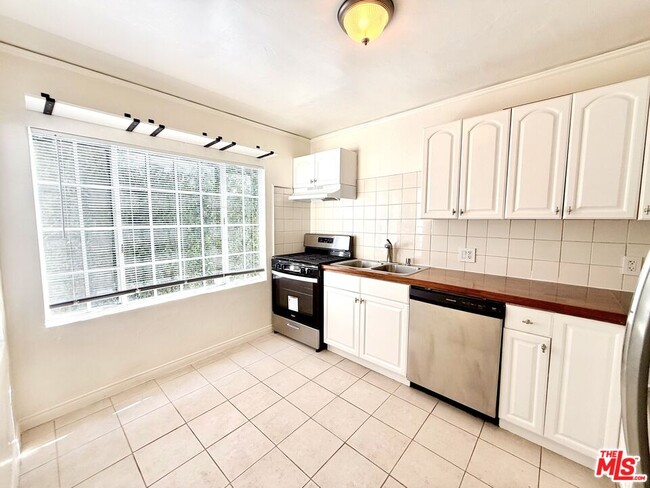 Building Photo - 364 N San Vicente Blvd