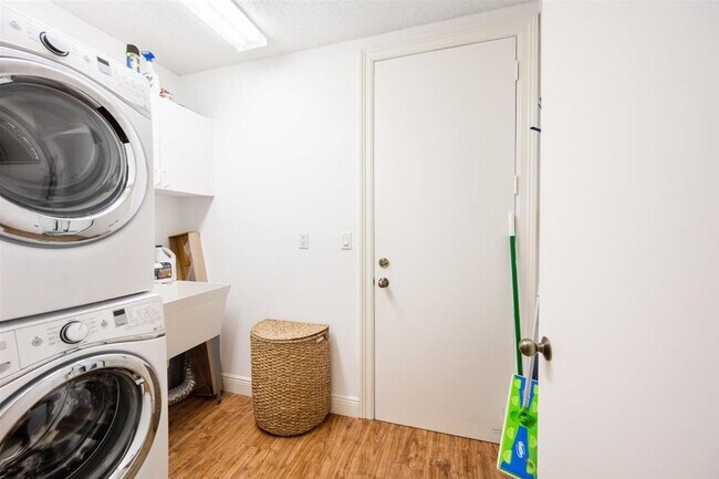 Building Photo - 2592 Sheltingham Dr