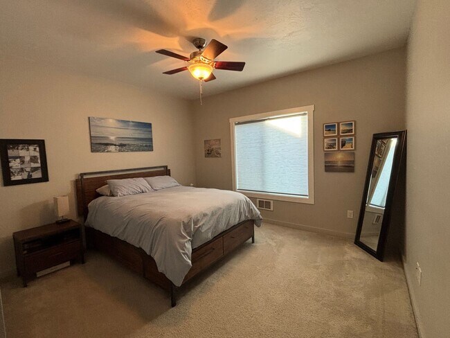 Building Photo - Victor - 4BR 3.5 Bath Townhouse Attached Garage