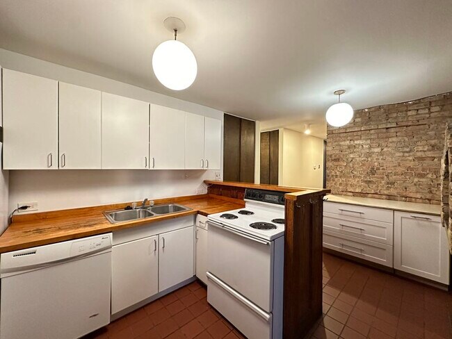 Building Photo - 605 W Surf St