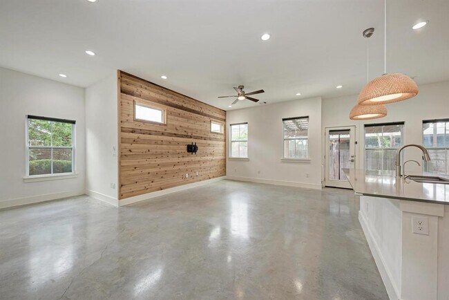 Building Photo - 1000 Taulbee Ln