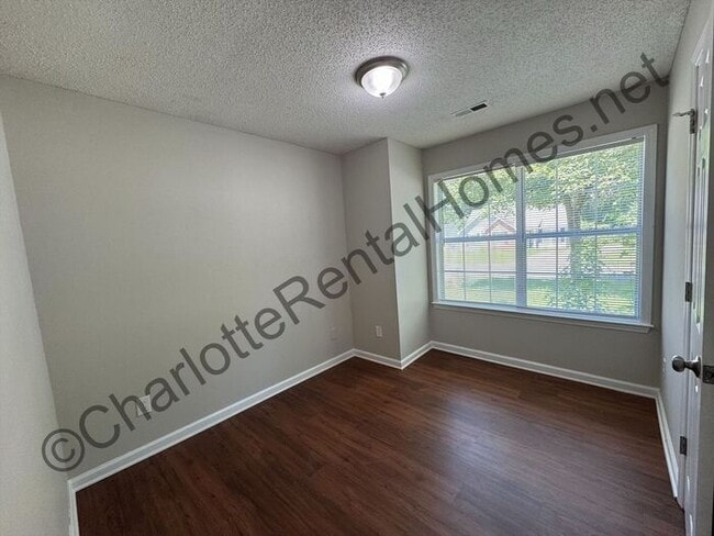 Building Photo - 3 bedroom 2 bathroom home in Charlotte!