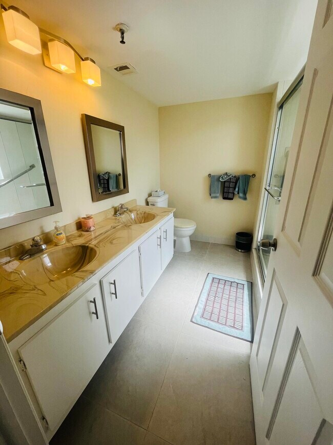 Building Photo - 14623 Bonaire Blvd