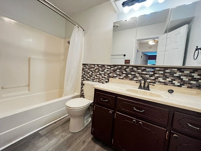 Building Photo - 4807 NW Cheyenne Ave