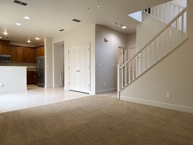 Building Photo - Pleasing 5/2 near college and UC