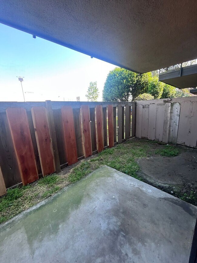 Building Photo - Downstairs Apartment Available in Visalia Now!