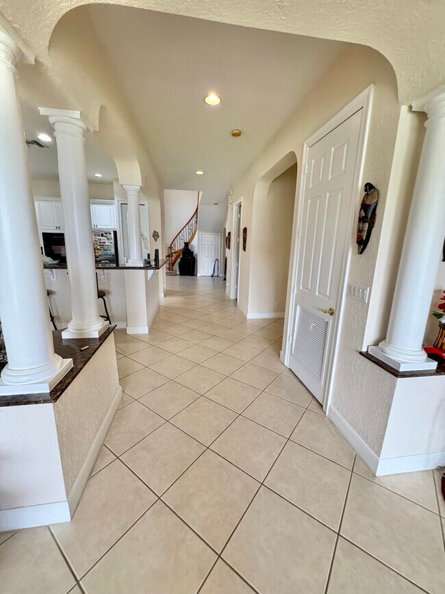 Building Photo - 3558 Collonade Dr