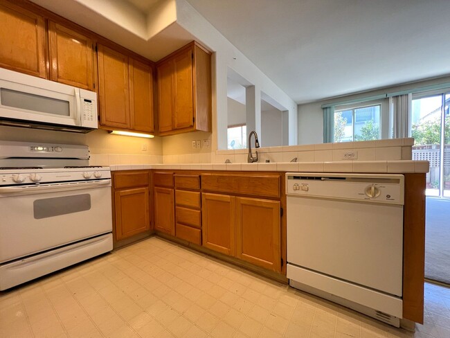 Building Photo - 4 Bedroom, 3 Bathroom Home in Heron Bay, S...