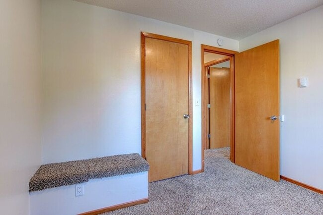 Building Photo - 3 bedroom 2 bath townhouse downtown Hillsboro!