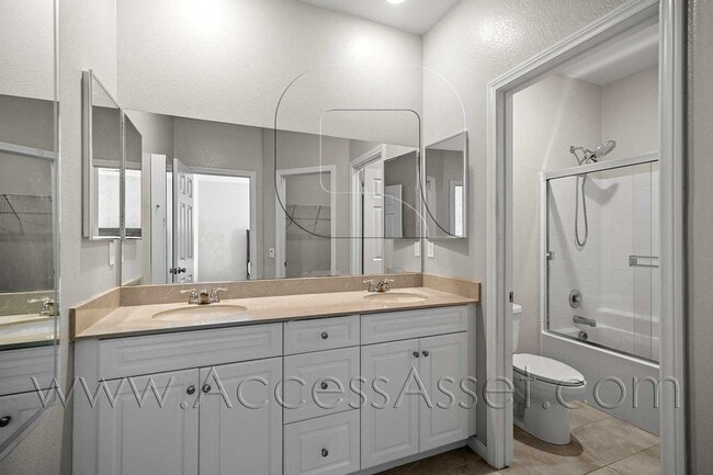 Building Photo - Partially furnished 4 Bed/2 Bath Plus a Bo...