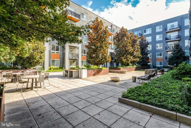 Building Photo - 145 Riverhaven Dr