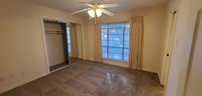 Building Photo - 10574 High Hollows Dr