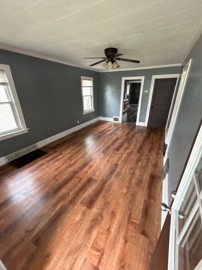 Building Photo - 704 E Renrose Ave