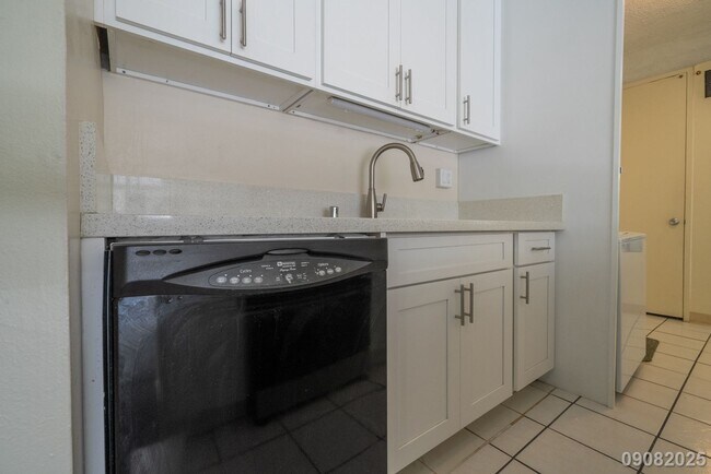 Building Photo - $3,200/mo / 2BR / 1BA • 755 SF • 1 Assigne...