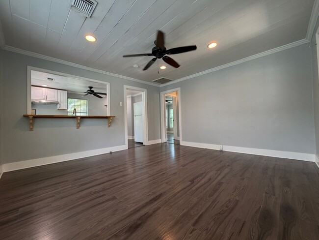 cute-2-1-home-close-to-downtown-2100-e-2nd-st-austin-tx-78702