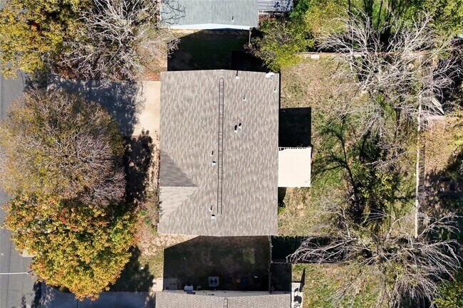 Building Photo - 7203 Barnsdale Way