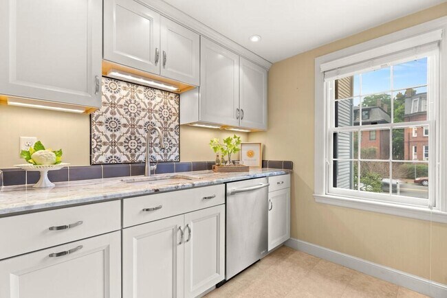 Building Photo - 49B Dana St