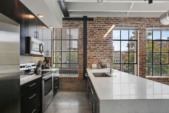 Building Photo - 822 Howard Ave