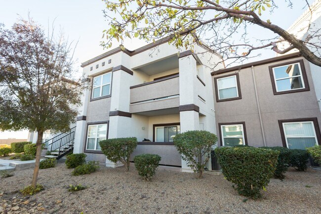 Building Photo - Lovely 2-Bedroom Condo in the Tuscano Comm...