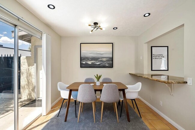 Building Photo - 864 S Mountain View Dr