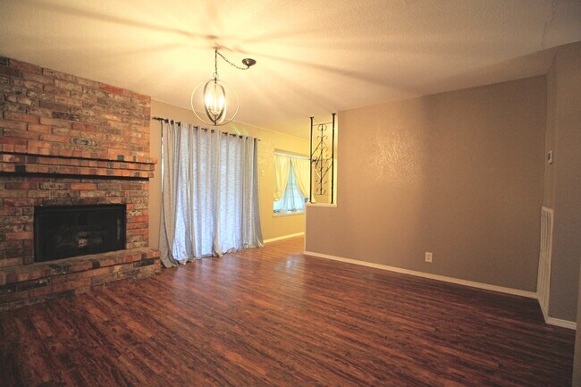 Building Photo - 3 BD 2 BA AVAILABLE NOW!! NEAR LOOKOUT RD