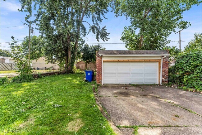 Building Photo - 7902 Rosewood Ave