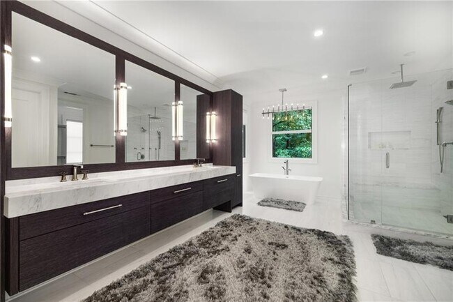 Building Photo - 306 Pinecrest Rd NE