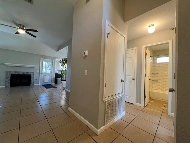 Building Photo - 223 Dana Dr