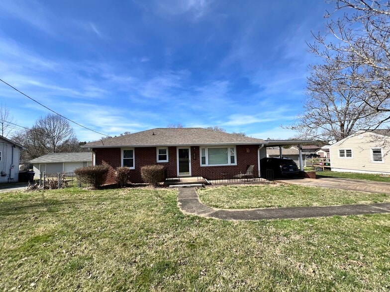 Building Photo - 617 Centeroak Dr