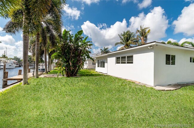 Building Photo - 4500 SW 42nd Ter