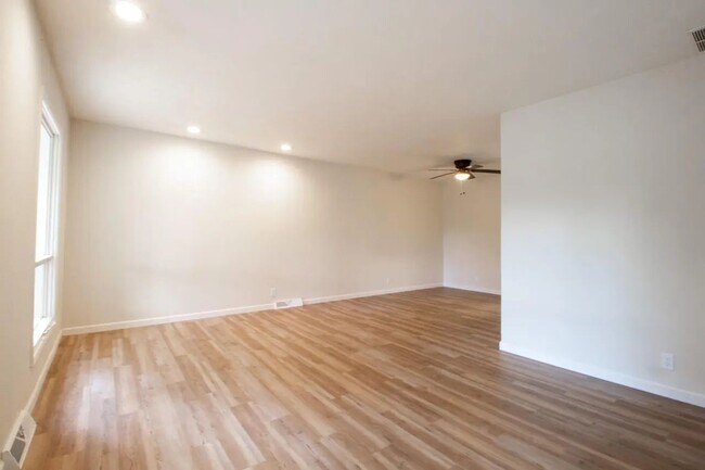 Building Photo - 4 Bedroom 3 Bathroom 2 Car Garage