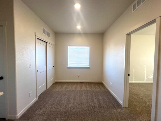 Building Photo - Newer Single Family Home Now Available!