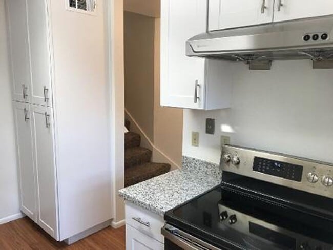 Building Photo - Spacious 2 story 4 bed. 2 bath condo