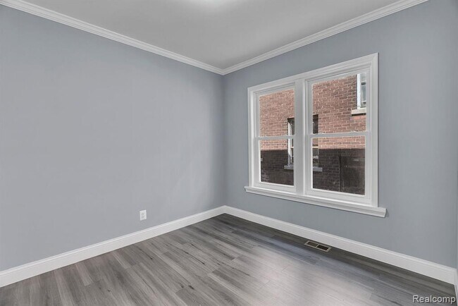 Building Photo - 3273 Cortland St