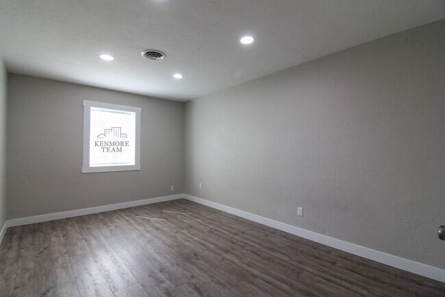 Building Photo - 308 N 12th Ave