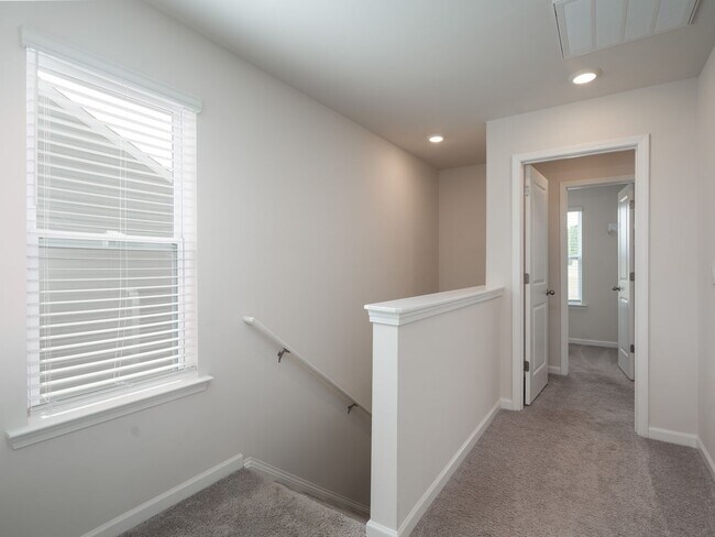 Building Photo - 3 Bed 2.5 Bath Townhome, END UNIT WITH PRIVATE BACKYARD! $500 OFF FIRST FULL MONTH RENT