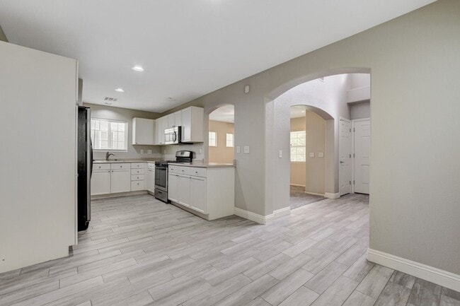 Building Photo - Beautiful 2 Story, 3 Bedroom Home Northwest!