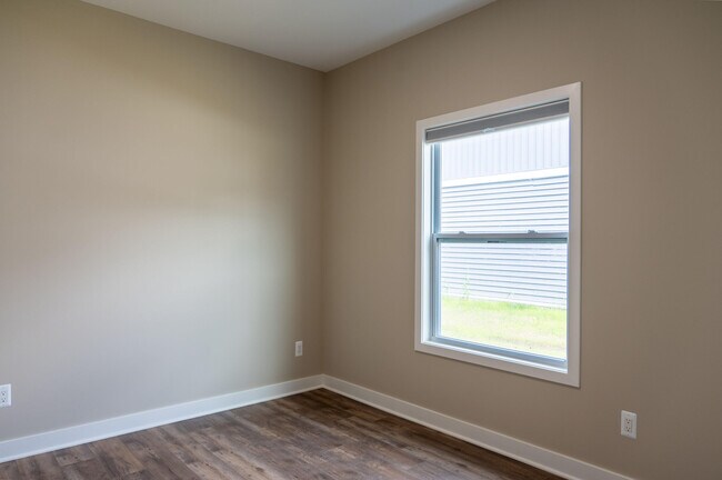 Building Photo - 8456 Oak Shade Cir