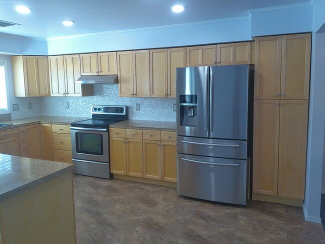 Building Photo - Pool Home 3 bedroom 2 bathroom Long term