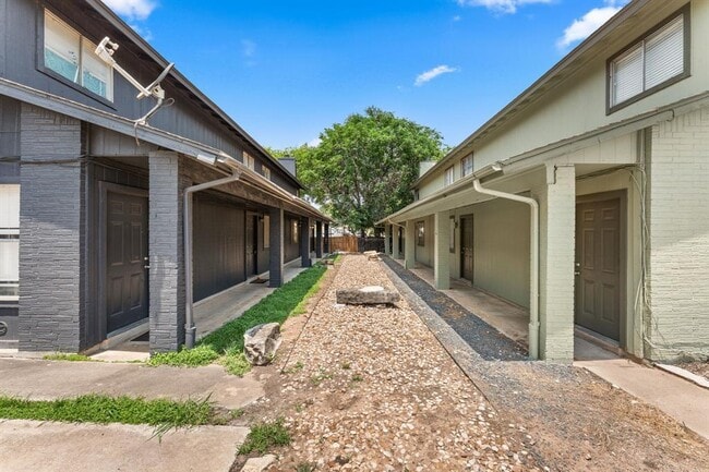 Building Photo - 1320 Southport Dr
