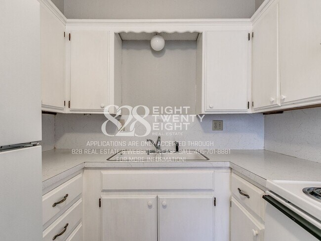 Building Photo - *COMING SOON - TOURS EST TO BEGIN 6/22/26*  2 Bed/1 Bath Tri-plex Home in Noble