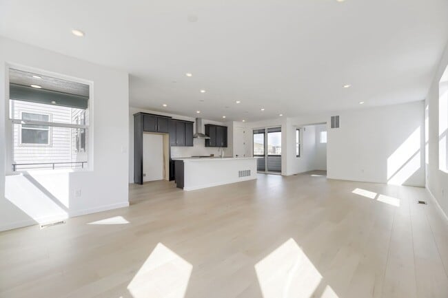 Building Photo - 10940 Stanza Ln