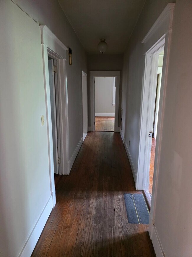 Building Photo - 2BR/2BA Cottage