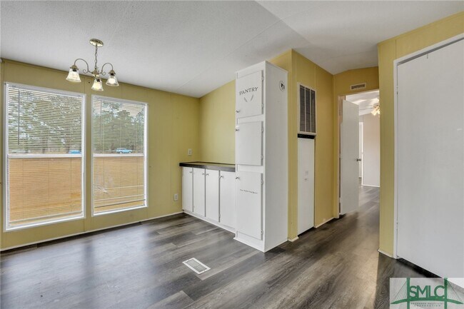 Building Photo - 3 Pine Rd