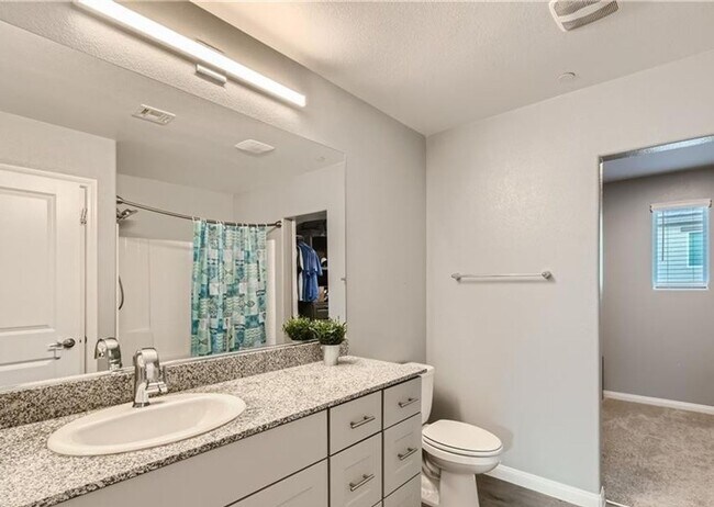 Building Photo - Beautiful townhome with amazing amenities,  convenience in a desirable community.