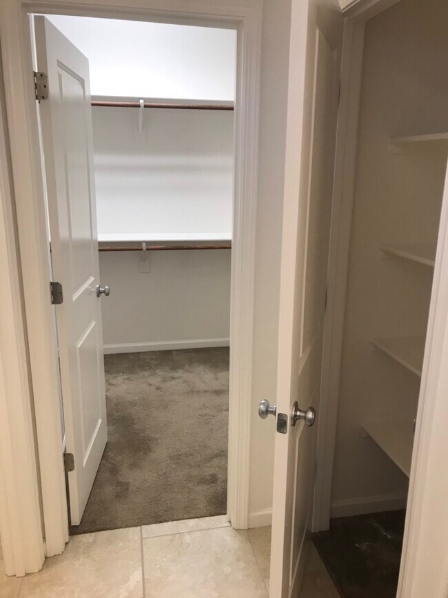 Building Photo - 1704 Brodea Ln