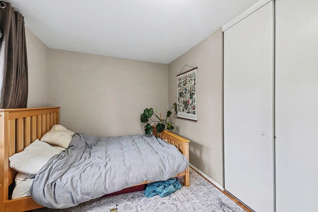 Building Photo - Charming 3-Bedroom Single-Family Home in Bellevue - $3,600!!