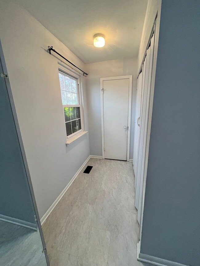Building Photo - 2 Bd / 1.5 Bth Townhouse in Stover Mill