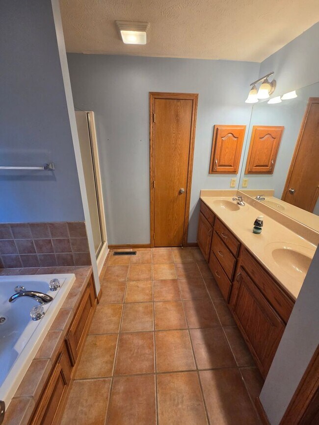 Building Photo - Large 4 Bedroom 3 Bath Single Family